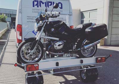 Portamoto Mockins Con Rampa Anti-ribaltamento – Capacità 227 Kg, Adatto A Moto E Bici Elettriche